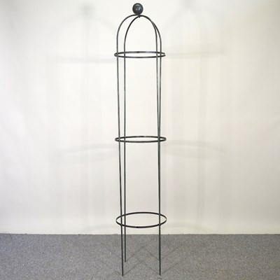 Lot 407 - A metal garden obelisk