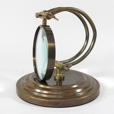 Lot 115 - A table magnifying glass