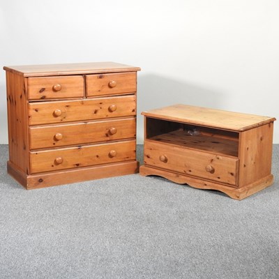 Lot 520 - A chest and cabinet