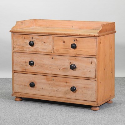 Lot 423 - An antique pine chest of drawers