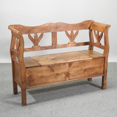 Lot 425 - A pine box settle