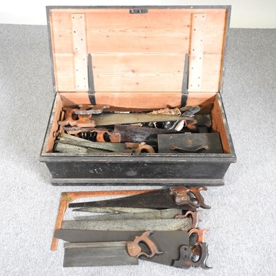 Lot 368 - A tool chest and tools