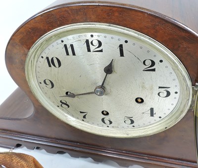 Lot 156 - A mantel clock, gladstone bag and bowl