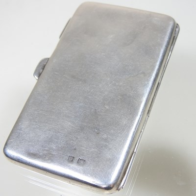 Lot 185 - A silver purse and pill box