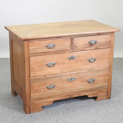 Lot 473 - A pine chest