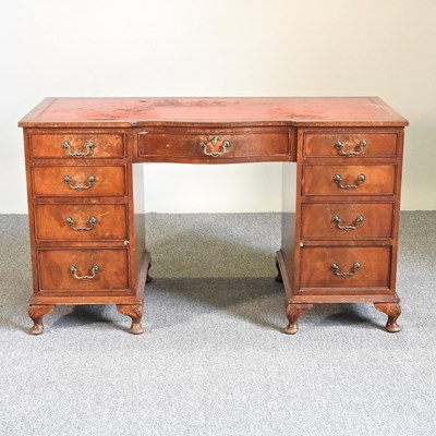 Lot 389 - A reproduction pedestal desk