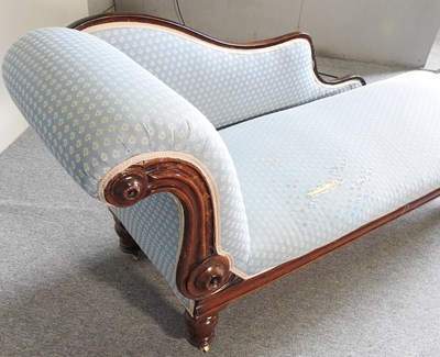 Lot 465 - A Victorian mahogany chaise longue