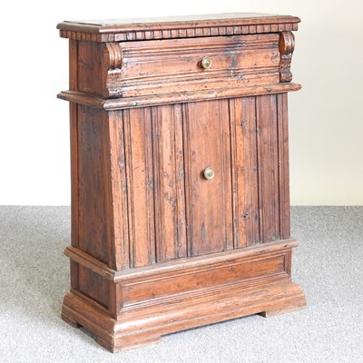 Lot 549 - An 18th century Italian cabinet