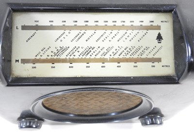 Lot 276 - A 1930's bakelite radio