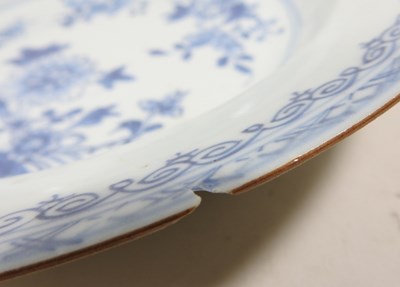 Lot 105 - A pair of 18th century Chinese porcelain plates