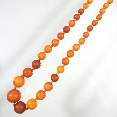 Lot 103 - An amber bead necklace