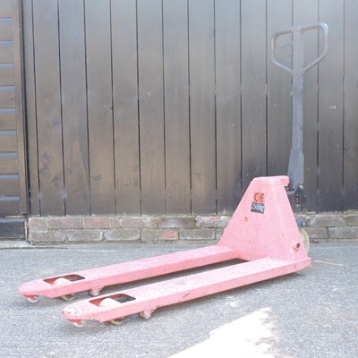 Lot 530 - A pallet truck