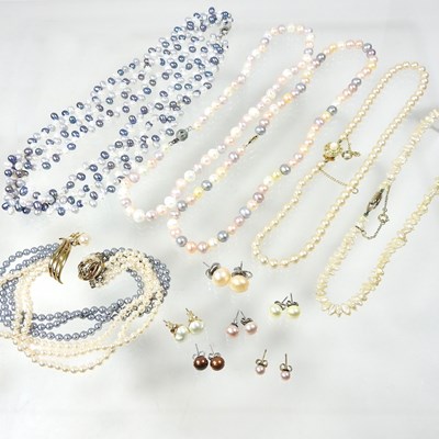 Lot 212 - A collection of pearl jewellery