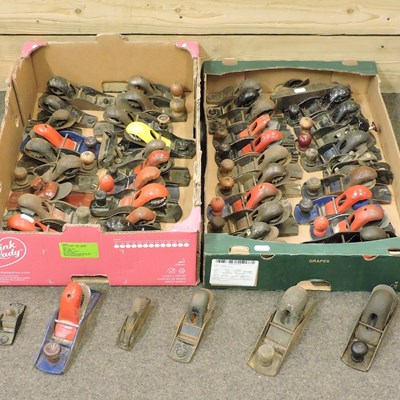 Lot 403 - A collection of hand planes