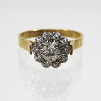 Lot 425 - A diamond cluster ring
