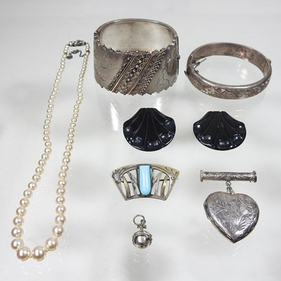 Lot 175 - A collection of costume jewellery