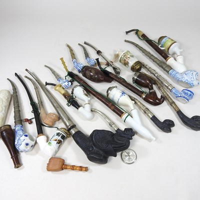 Lot 303 - A collection of smoking pipes