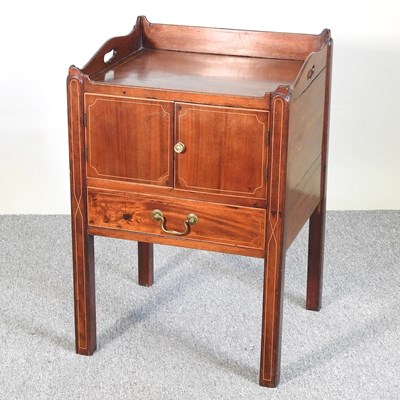 Lot 241 - A George III tray top commode