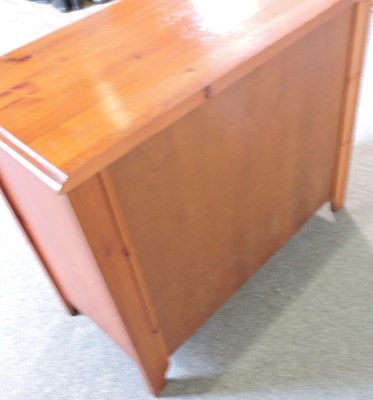 Lot 79 - A modern pine chest