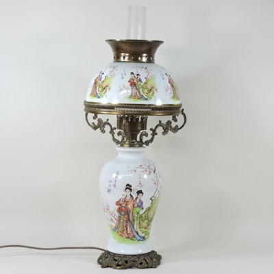 Lot 236 - A Chinese oil lamp