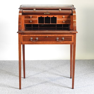 Lot 397 - An Edwardian cylinder desk