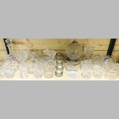 Lot 689 - A collection of glassware