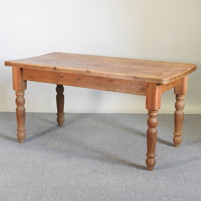 Lot 752 - A pine dining table