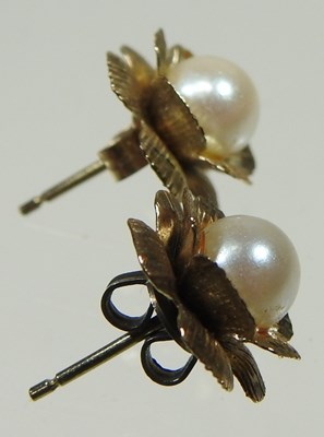 Lot 129 - A pair of pearl earrings