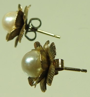 Lot 129 - A pair of pearl earrings