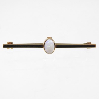 Lot 330 - A 9 carat gold bar brooch