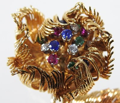 Lot 16 - A vintage Cartier gold brooch