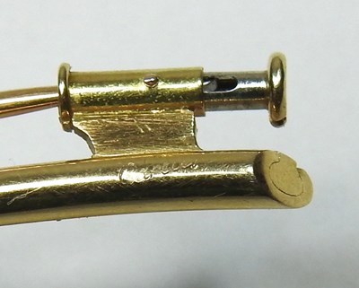 Lot 16 - A vintage Cartier gold brooch