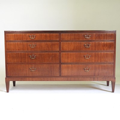 Lot 651 - A bank of drawers