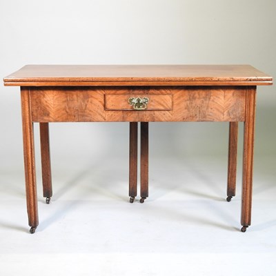 Lot 699 - An early 20th century walnut table