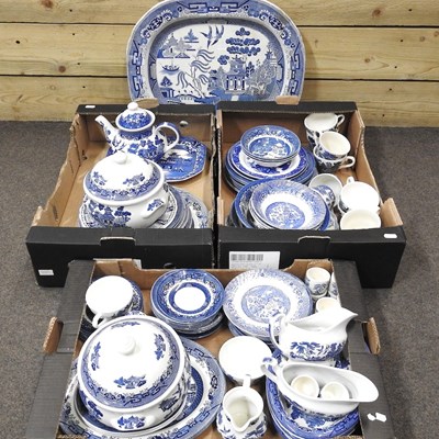 Lot 867 - A collection of china