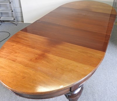 Lot 583 - An Edwardian dining table