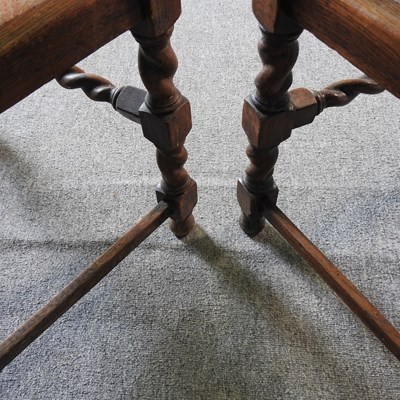 Lot 583 - An Edwardian dining table