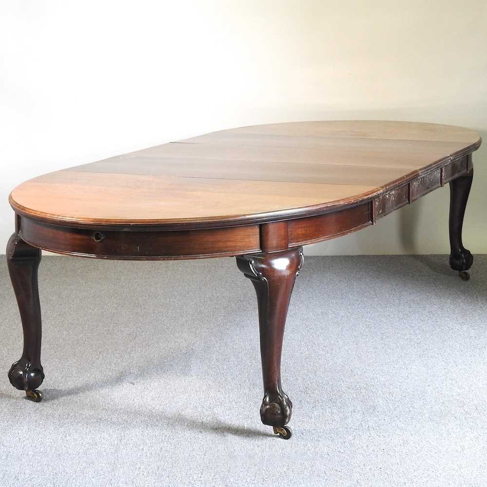 Lot 583 - An Edwardian dining table