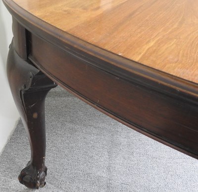 Lot 583 - An Edwardian dining table