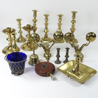 Lot 632 - A collection of brass