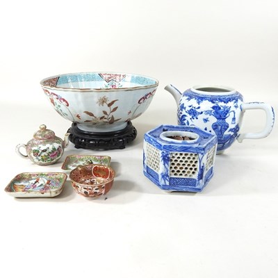 Lot 244 - A collection of oriental porcelain