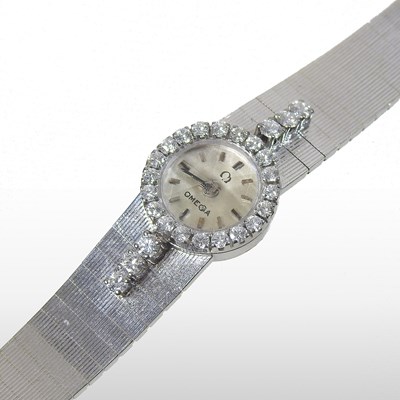 Lot 112 - An Omega 18 carat white gold cased ladies wristwatch
