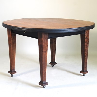 Lot 534 - An Edwardian dining table