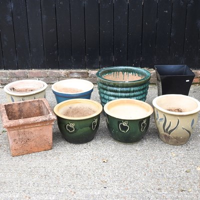 Lot 649 - A collection of garden pots