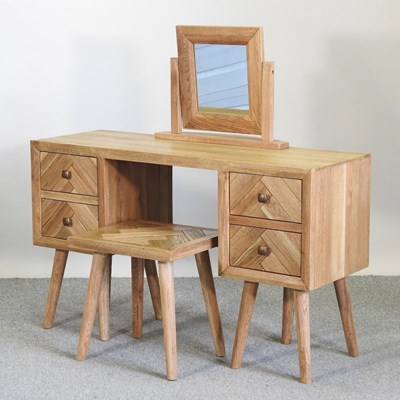 Lot 673 - A modern oak dressing table