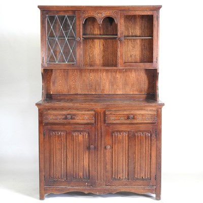 Lot 840 - An oak dresser