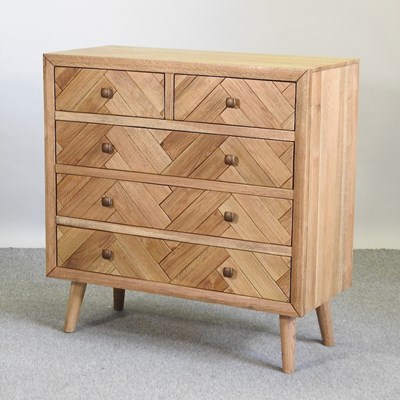 Lot 685 - A modern oak chest of drawers