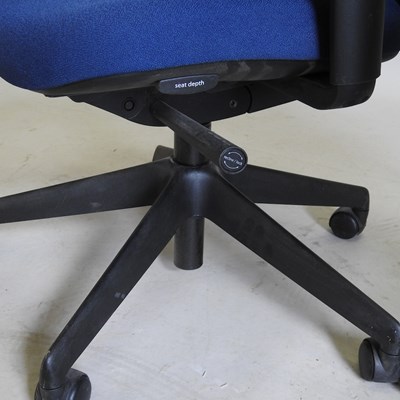 Lot 925 - Two swivel office chairs