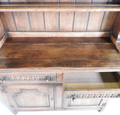 Lot 646 - An oak dresser