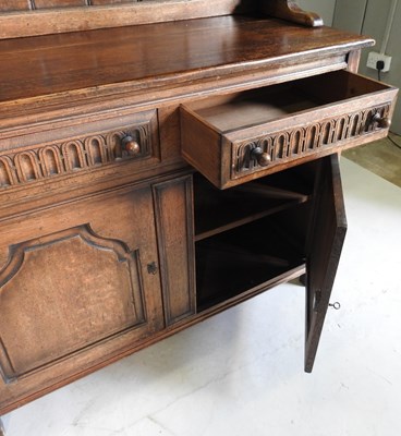 Lot 646 - An oak dresser